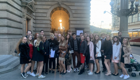 4. A navštívila hlavní město