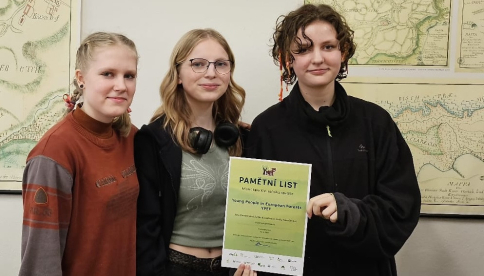 Mladí lidé v evropských lesích