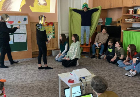 Francouzský zvířecí karneval v podání studentů 1. AF